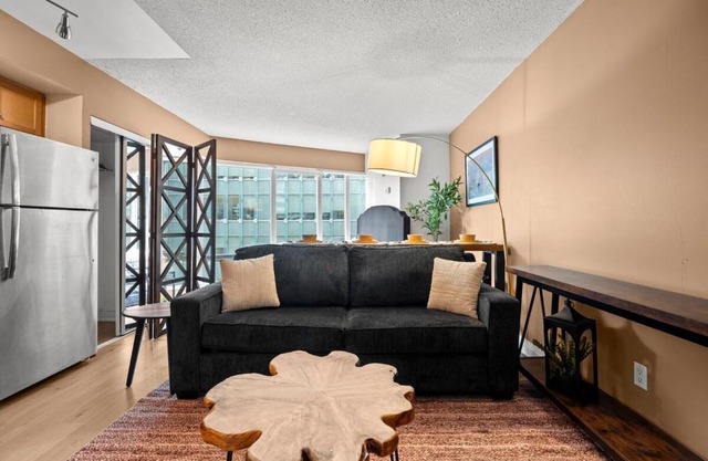 Cozy Apartment at Dundas Square!