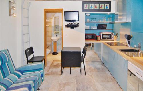 Cozy Apartment In Beaucaire With Wifi