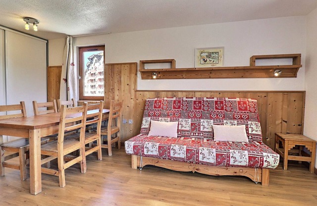 Cozy Apartment in La Tania – Ski-in/Ski-out, Sleeps 6, With Balcony