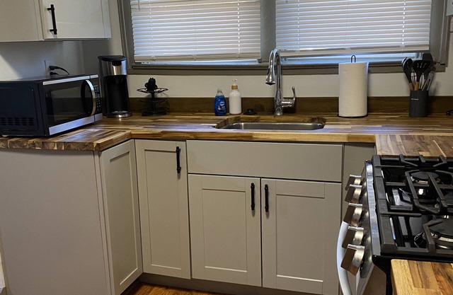 Cozy Apartment minutes from Downtown! Perfect for work from home travelers