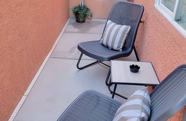 Cozy apartment with free parking, WiFi and laundry