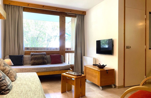 Cozy Apartment with Mountain View, Balcony, and Covered Parking in Val d'Isère