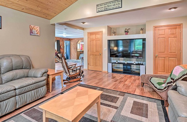 Cozy Arkdale Home w/ Fire Pit, Walk to Lake!
