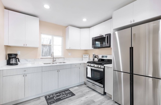 Cozy back house/ In-law suite for 4; 2 beds!