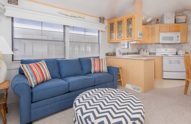 Cozy Beach Chalet Driftwood Oasis. Close to the beach, restaurants and shopping