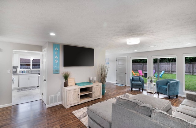 Cozy Beach House Minutes From Downtown!
