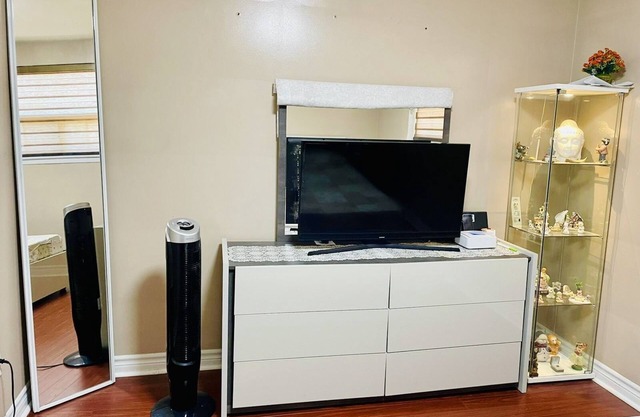 Cozy & Beautiful Private Room - Minutes from airport & transit