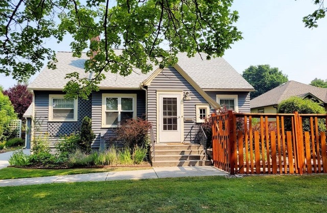 Cozy Bungalow in University District