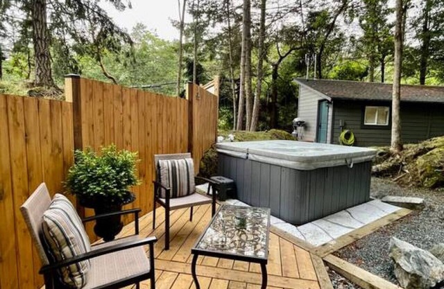Cozy Cabana with Large Outdoor Hot Tub