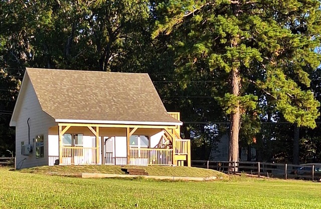 Cozy Cabin by the Lake