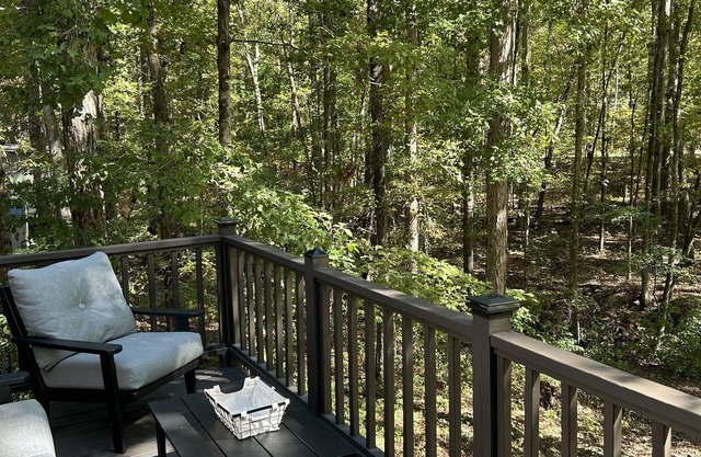 Cozy cabin close to Callaway Gardens & Great Wolf Lodge. Pet-friendly!