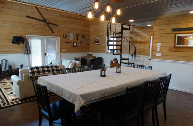 Cozy Cabin in the woods with pool table!