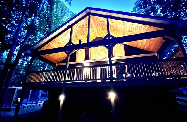 Cozy cabin in wooded Cleveland with Hot tub, Fireplace & Fenced pet area