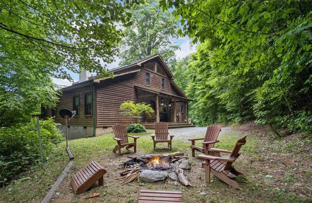 Cozy Cabin Nestled in Wooded Setting