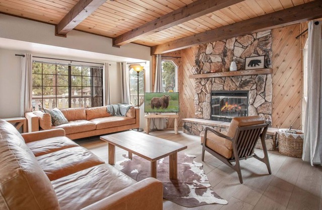 Cozy Cabin, pet friendly, minutes boat launch and ski resort! Parking for 3 cars
