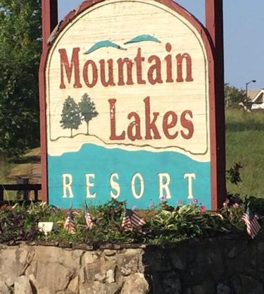 Cozy Cabin Retreat inside of Mountain Lakes Resort