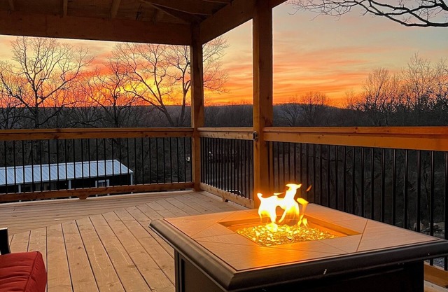 Cozy cabin SLEEPS 15 on Lake Tenkiller!