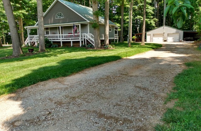 Cozy cabin tucked in the woods less than 5 miles from Willow Grove Marina.