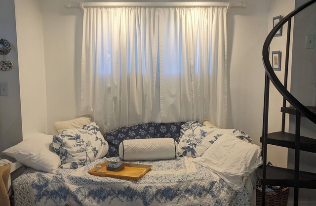Cozy Carriage House walking distance to OU/Court