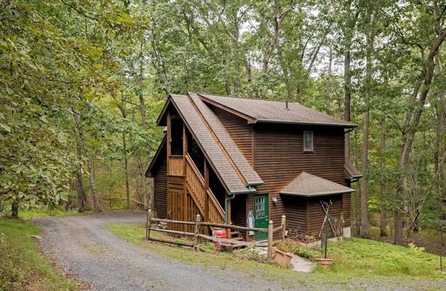 Cozy carriage house - private home near skiing