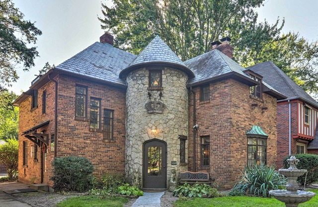 'Cozy Castle of Toledo' w/ Yard 1 Mi To University