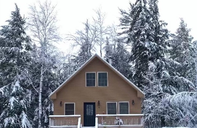 Cozy Chalet Getaway. Enjoy comfort & privacy of entire home, minutes from town.