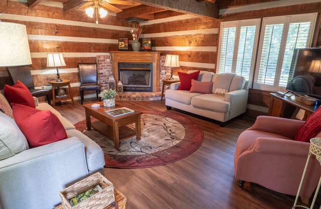 Cozy & Chic Rustic Retreat-Luxury Log Home ❤️ Near Downtown, Opry and Much More♫