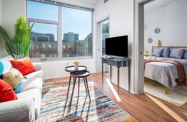 Cozy Chic Suite FREE PKG Centrally Located W/ Pool