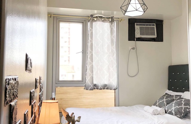 Cozy City Themed Room with 16mbps WIFI
