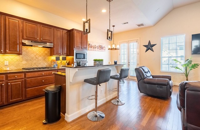 Cozy, clean and pet friendly townhome in Houston 3 bedroom near med ctr