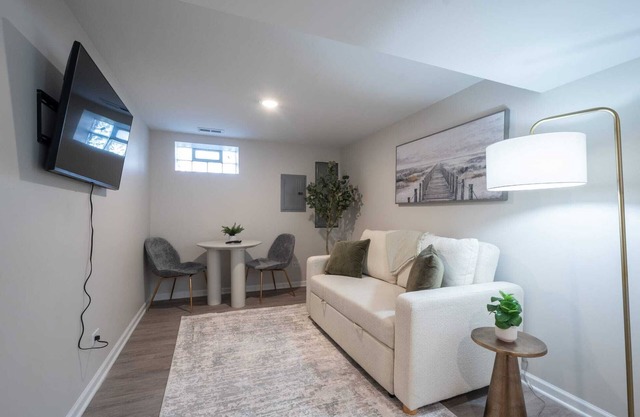 Cozy Clean Chicago Apartment Free Street Parking Near Downtown Washer & Dryer