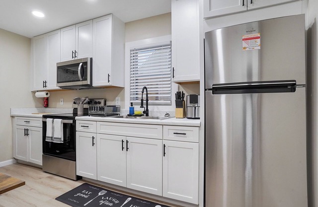 Cozy contemporary 3-bedroom Heights house with WiFi and AC in Akron