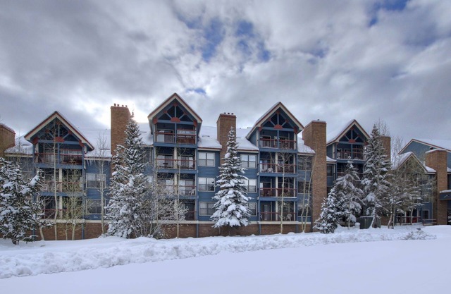 Cozy + Convenient 1br - Just Steps To Vibrant Apres-ski 4ppl 1 Bedroom Condo by RedAwning