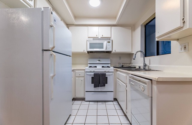 Cozy & Convenient Condo. Near Beaches and Airport. Safe and Stylish Stay.n