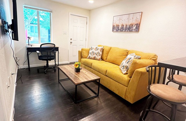 Cozy Corner 1-bedroom w/WiFi, AC, Heat in Lakewood - 10mins to Downtown Denver
