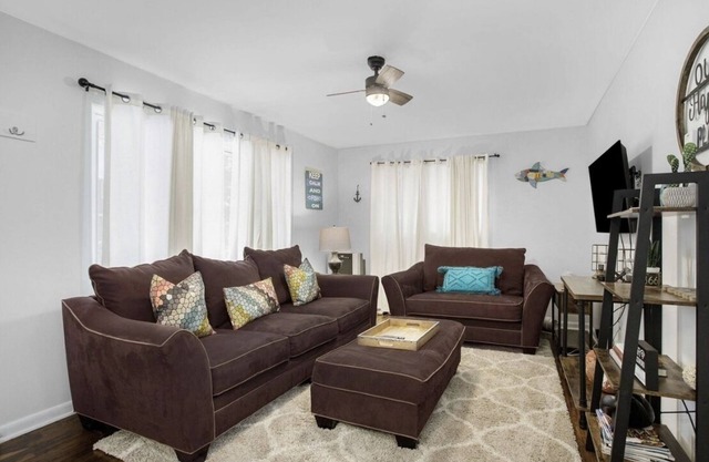 Cozy Cottage-2 miles to the beach