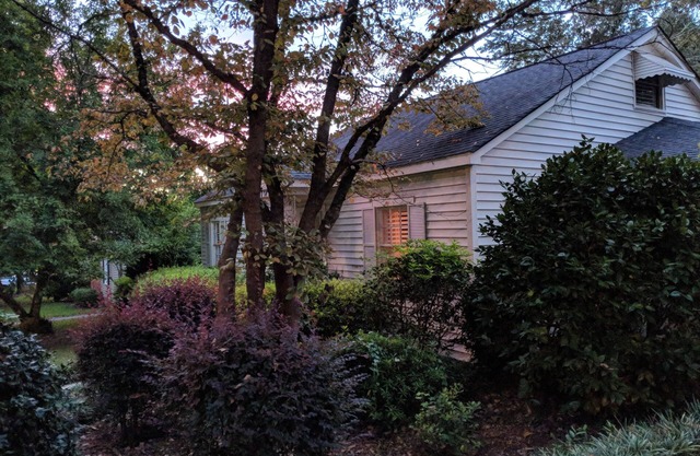 Cozy cottage Masters Rental < than ONE MILE away