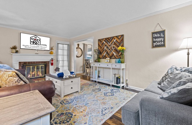 Cozy Cottage Minutes From Stadiums + Parking and Fenced in Yard