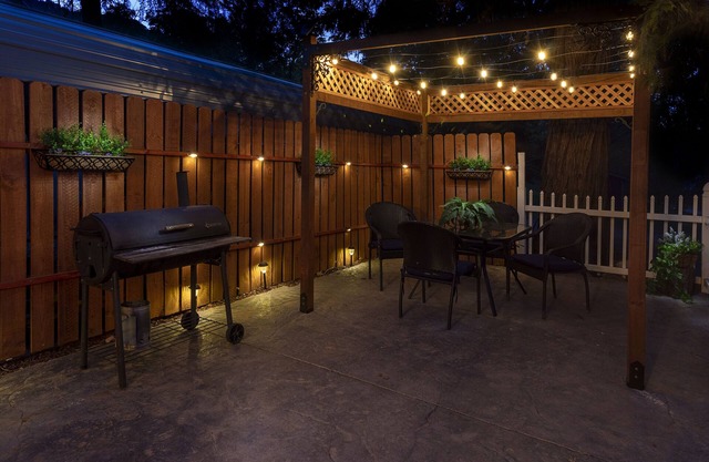 Cozy cottage near Bass Lake and Yosemite, with Sundeck, Firepit & Pergola areas.