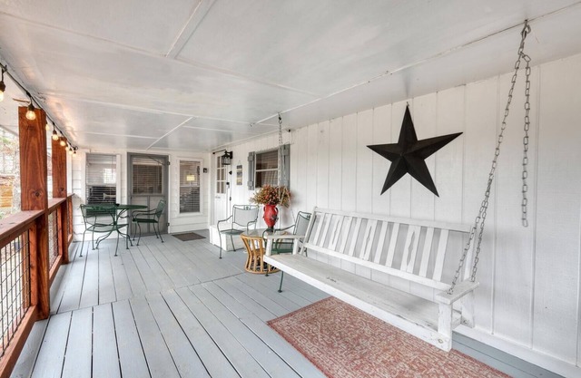 Cozy cottage on quiet country road minutes to Lake Chatuge . BRING YOUR BOAT!