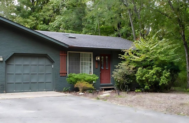 Cozy Cottage: Summer Getaway & Evenings by the Fire