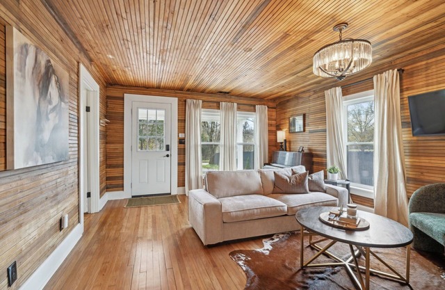 Cozy cottage in charming Thompson's Station with piano and covered porch!