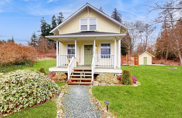 Cozy Cottage w/Great Location, Private Outdoor Hot tub, W/D, WIFI, and Games!