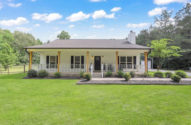 Cozy Cottage w/Pool, Hot Tub, Game room and Hiking Trails near Lake Livingston