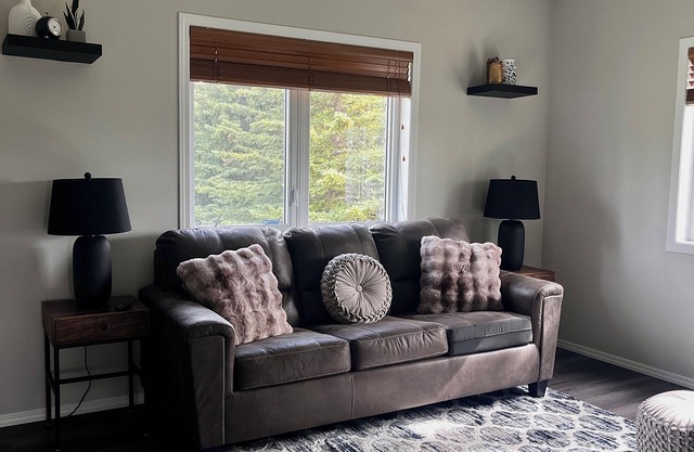 Cozy Country Bungalow about 5 minutes from Sylvan Lake!