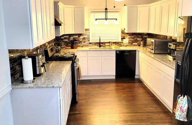 Cozy Country Retreat in Beautiful Greensboro/w Pool & Sunroom