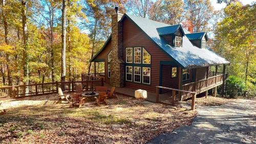 Cozy Creekside Log Cabin w Firepit, Hot Tub, WIFI