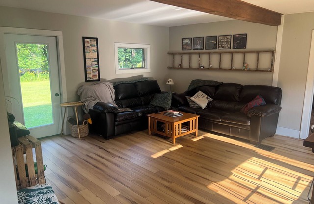 Cozy creekside retreat- 2mi to St. Lawrence River, 15mi to local Universities