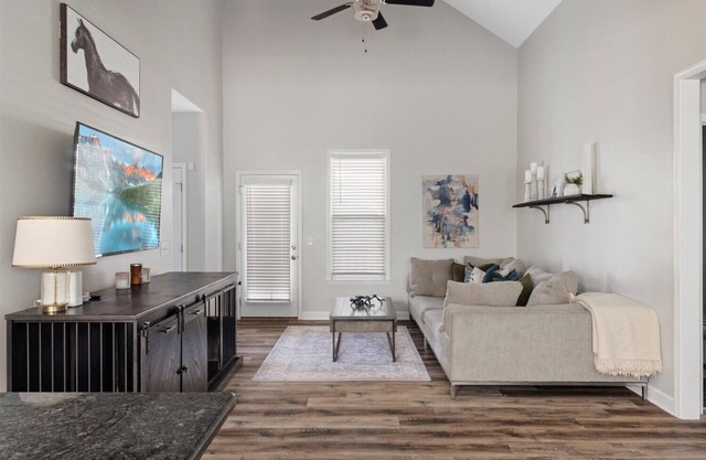 Cozy Cul De Sac w/fenced backyard, covered patio, fire pit, near Grand Ole Opry