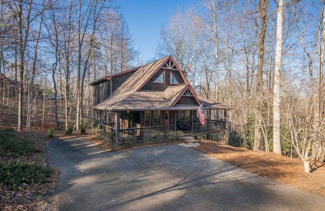 Cozy Dahlonega Cabin w/Hot Tub